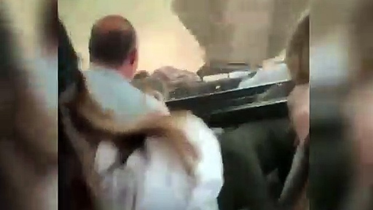 Cet éléphant charge un groupe de touristes