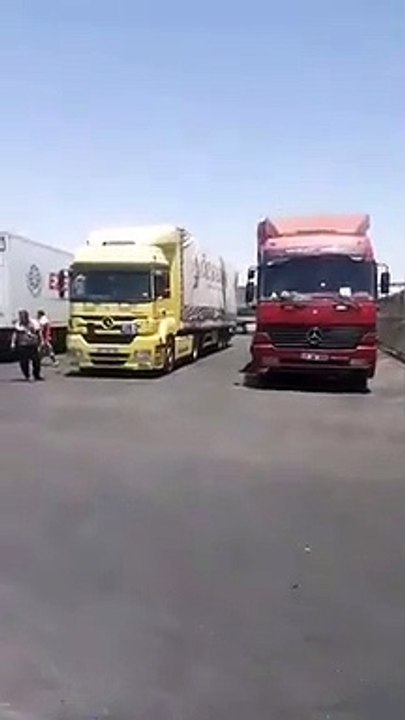 Türkiye plakalı onlarca TIR Suudi Arabistan gümrük kapısında tutuluyor iddiası
