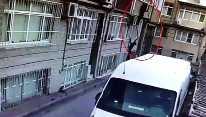 Örümcek adamı aratmayan hırsız kamerada