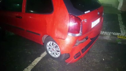 Carro tem traseira danificada na Rua Minas Gerais, no centro