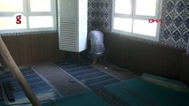 Camiye giren yılan cemaati korkuttu