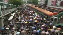 محتجو هونغ كونغ يتحدون الحظر وينزلون إلى الشارع