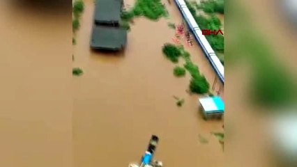 Hindistan'da 700 kişinin mahsur kaldığı tren havadan görüntülendi