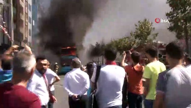 Esenyurt, Doğan Aras Bulvarı'nda seyir halindeki 2 katlı bir özel halk otobüsün motor kısmında aniden yangın çıktı. Alevli şekilde yanan otobüse itfaiye ekipleri müdahale ediyor