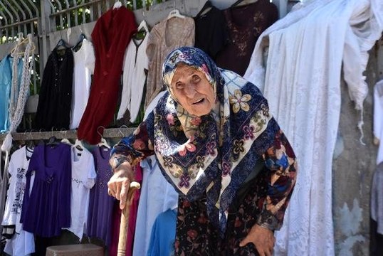90 yaşında pazarda tezgah açıp, hasta oğluna bakıyor