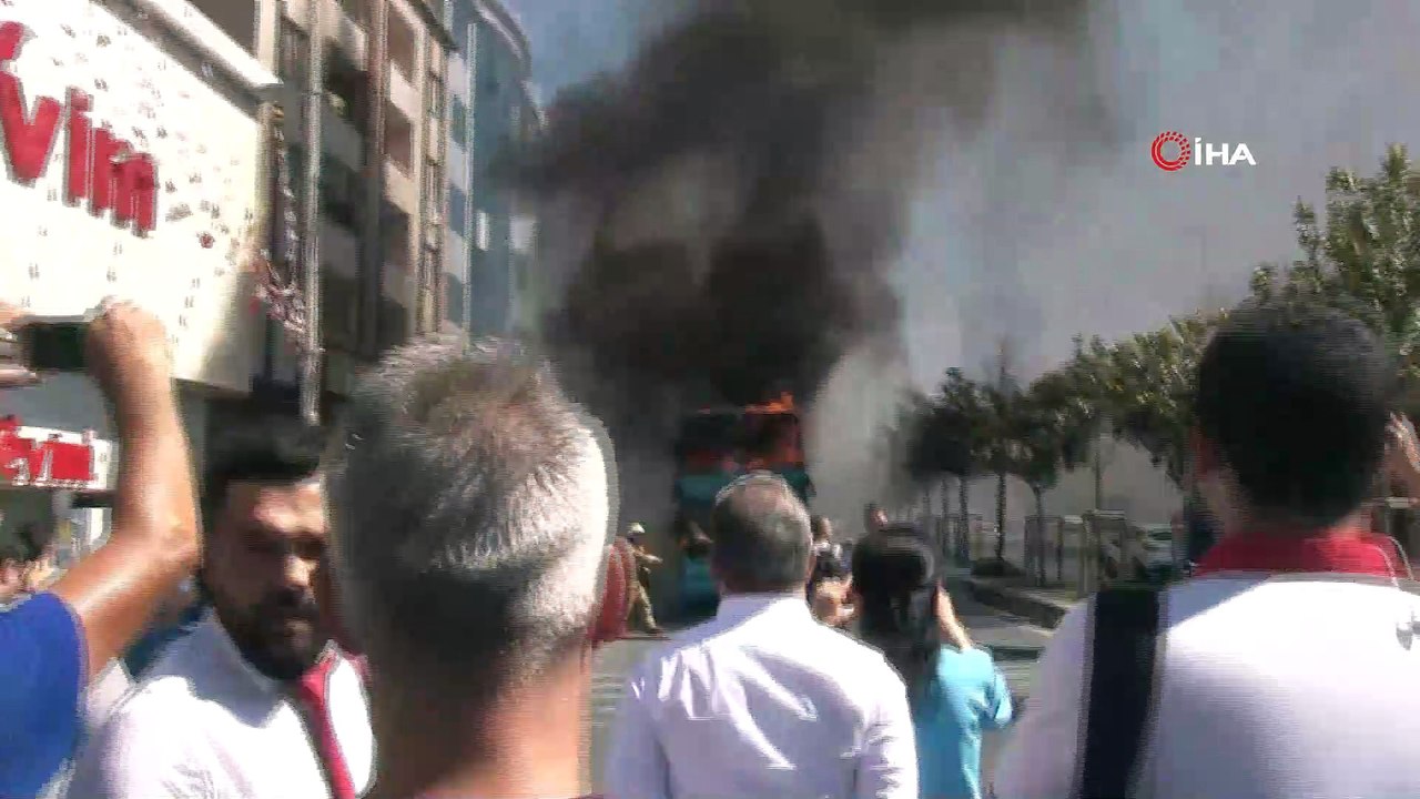 Esenyurt, Doğan Aras Bulvarı'nda seyir halindeki 2 katlı bir özel halk otobüsün motor kısmında aniden yangın çıktı. Alevli şekilde yanan otobüse itfaiye ekipleri müdahale ediyor