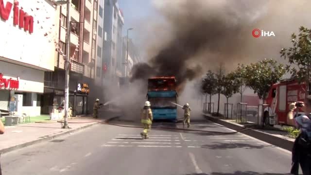 Esenyurt, Doğan Aras Bulvarı'nda seyir halindeki 2 katlı bir özel halk otobüsün motor kısmında...