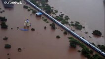 شاهد: إخلاء 700 راكب هندي من قطار علق 9 ساعات بين محطتين بسبب الفيضانات