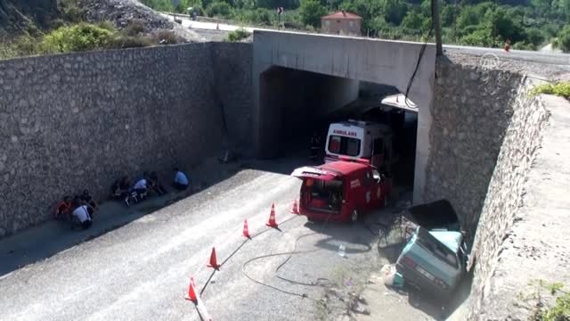 Otomobil üst geçitten düştü: 1 ölü, 4 yaralı