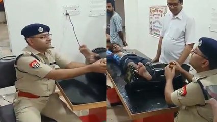 SHAMLI एसपी ने दबाए कांवड़िये के पैर, HELICOPTER से बरसाए फूल