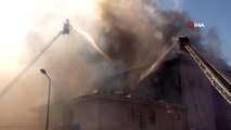 Esenyurt Siteler İlkokulu'nun çatısında henüz bilinmeyen bir nedenden yangın çıktı.