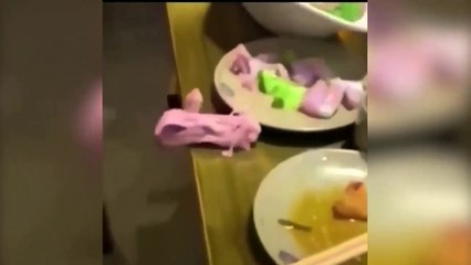 Video Muestra un trozo de carne cruda zombie arrastrándose fuera de un plato