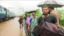 Rescatan a 900 personas de un tren en India que se quedó parado por las lluvias monzónicas