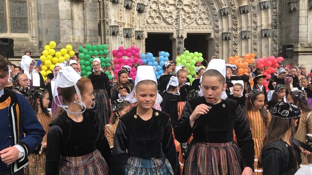 Le flash mob des enfants au Festival de Cornouaille