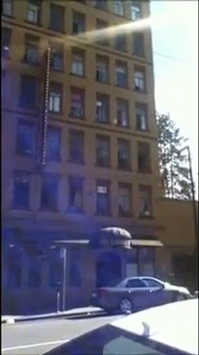Un client devient fou et balance la télé et le mini frigo par la fenêtre de son hotel