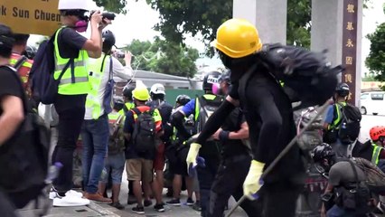 Policía de Hong Kong disuelve a la fuerza una manifestación prohibida