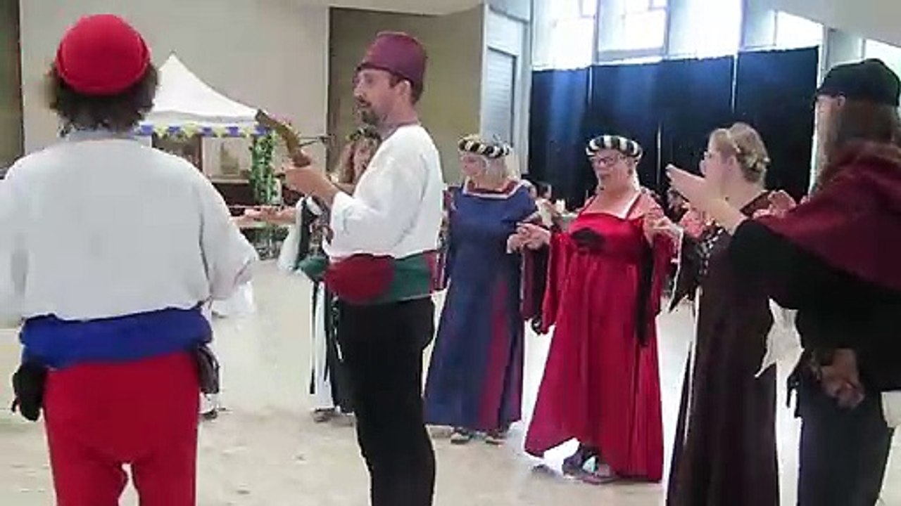 Le Moyen Age fait danser des convives au banquet médiéval