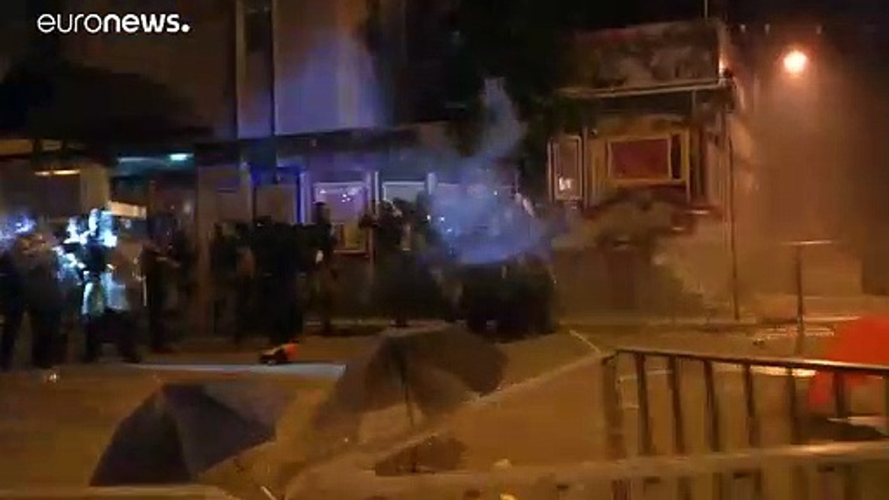 Gases lacrimógenos y balas de goma contra los manifestantes en Hong Kong