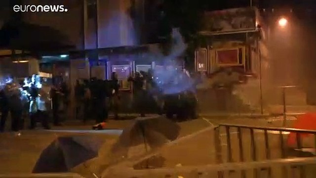 Gases lacrimógenos y balas de goma contra los manifestantes en Hong Kong