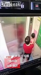 Cette petite se coince la main dans l'ascenseur !