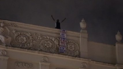 الشرطة البريطانية تطلق معارضا بحرينيا اعتلى سطح سفارة بلاده