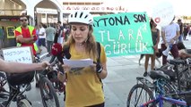 Kadıköy Adalar İskelesinde atlar için bisikletli eylem