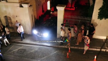 Η στιγμή που η σορός του μακαριστού Νικολάου βγαίνει από το Eπισκοπείο