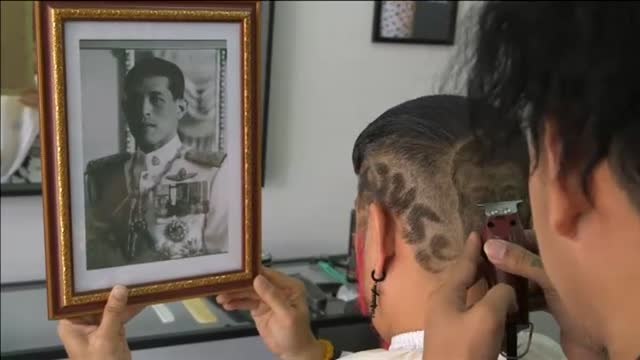 La pasión por el rey de Tailandia llega a las peluquerías