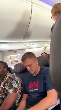 La vidéo d'une femme hystérique qui frappe son mari car il regarde d'autres femmes à bord d'un vol American Airlines