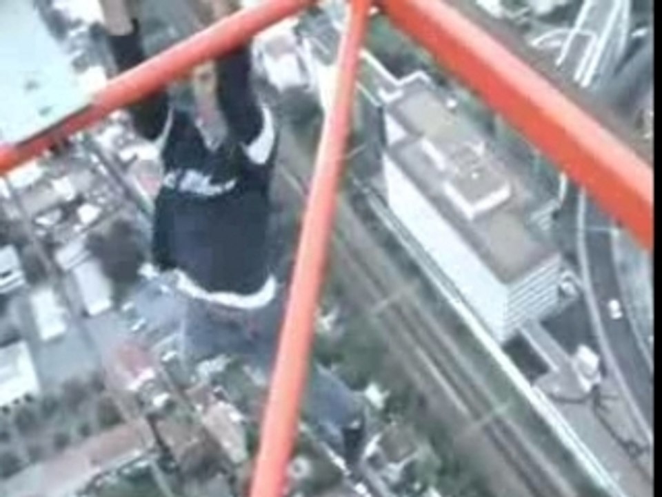 Trois abrutis font des tractions en haut d'une grue