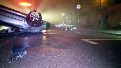 Rapaz fica ferido após capotar carro no Centro