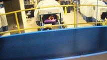 Un enfant de 2 ans se fait emporter sur le tapis roulant des bagages