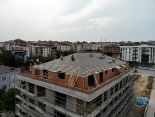 İnşaatın çatısında yürekleri ağza getirdiler