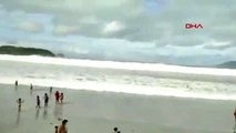 DHA DIŞ- Brezilya'da plajı vuran büyük dalga panik yarattı