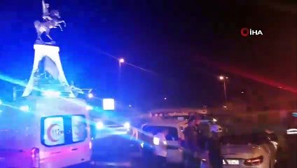 Kavşakta iki otomobil kafa kafaya çarpıştı: 3 yaralı