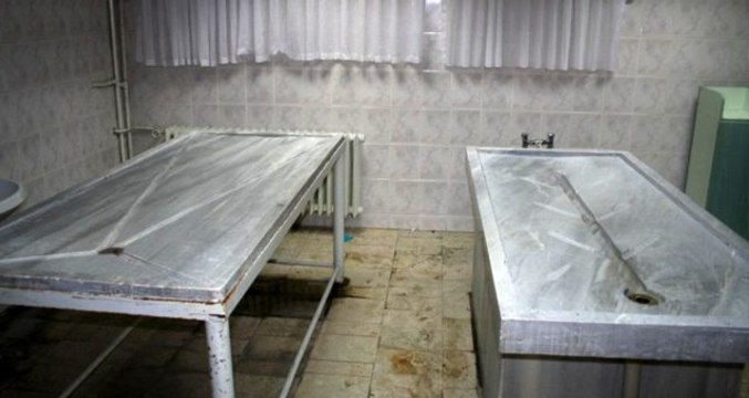 Kadın kafası dikilmiş erkek cesedi ve erkek cinsel organlarıyla dolu buzdolabı bulundu