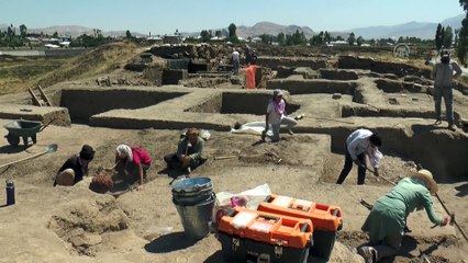 Kafatası olmayan 2 bin 700 yılık kadın iskeleti bulundu - VAN