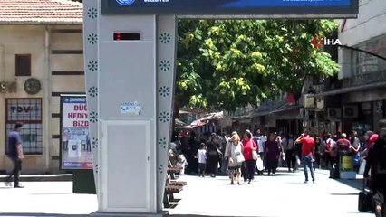 Dışarısı 44 derece, içeride sobayla ısınıyorlar