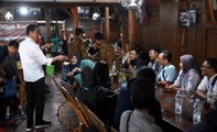 Suasana Presiden Jokowi dan Keluarga Makan Siang Bersama dengan Jurnalis