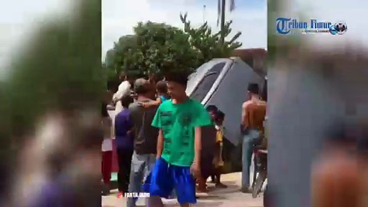 Mobil terperosok ke parit di Blangseunibong Aceh