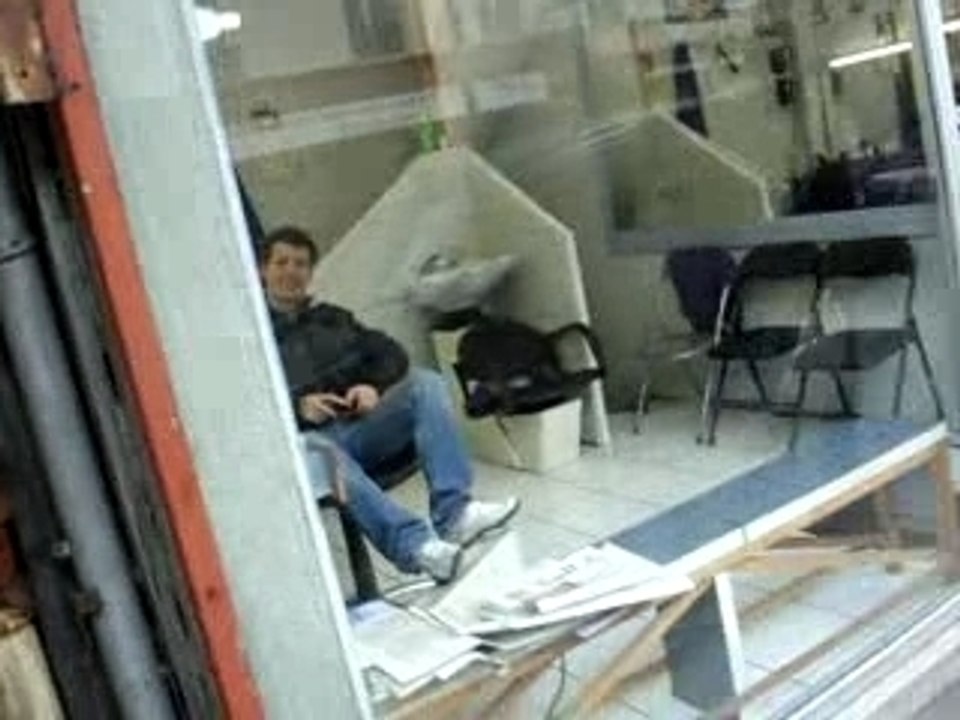 VOiiCi UNE PREUVE QU'iiiL Y A DES FOUS DE PARTOUT !