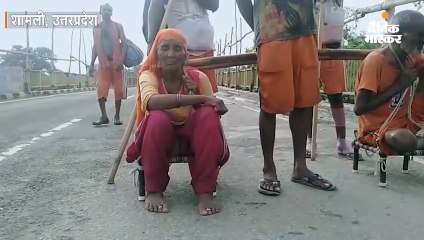 माता-पिता को कांवड़ में बैठाकर कराया गंगा स्नान