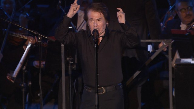 Raphael repasa sus grandes clásicos con la sinfónica de Málaga en Starlite
