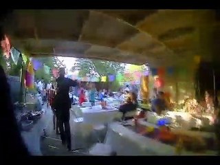 Des policiers dansent dans une fête