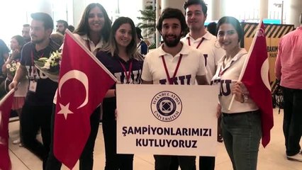 Şampiyon tenisçiler yurda döndü
