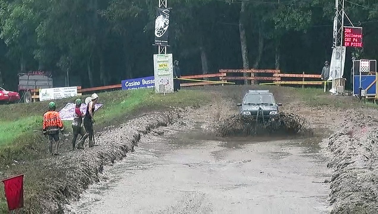 La course dans la boue de Saint-Maurice-sur-Moselle se poursuit malgré la pluie