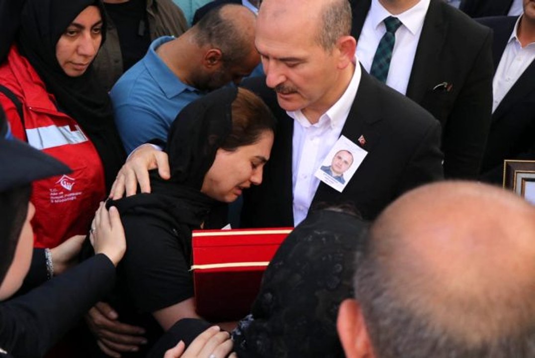 Bakan Soylu'dan şehit eşine: "O kahraman, sen de kahramansın"