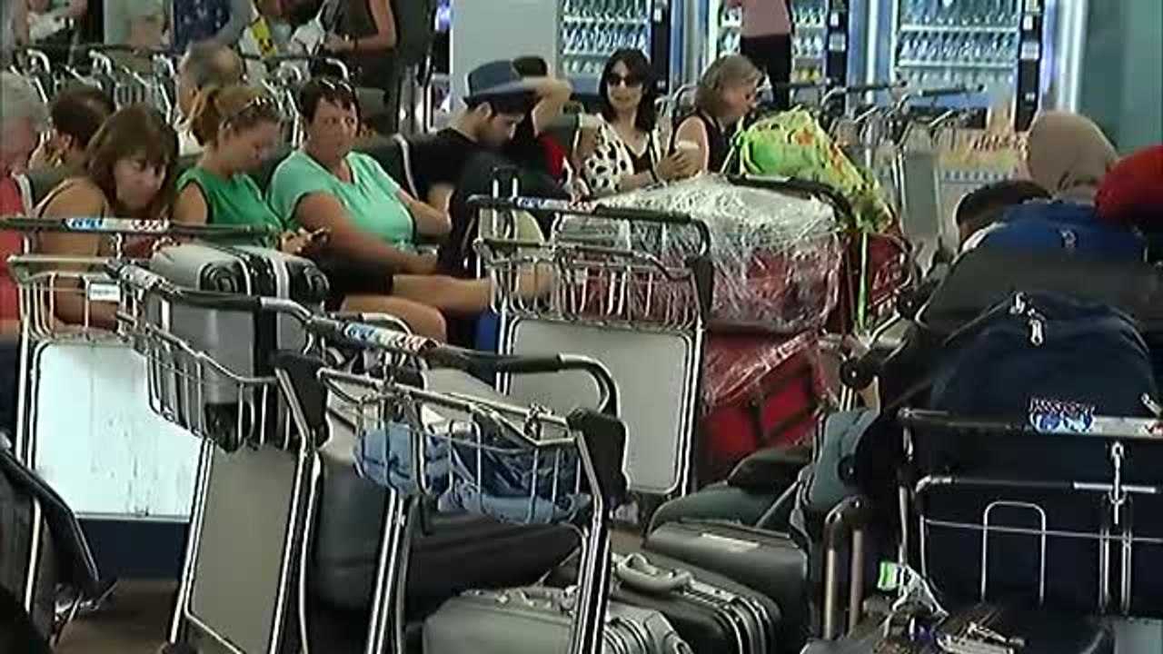 La huelga y una tromba de agua colapsan el aeropuerto de Barcelona