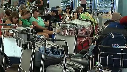 La huelga y una tromba de agua colapsan el aeropuerto de Barcelona