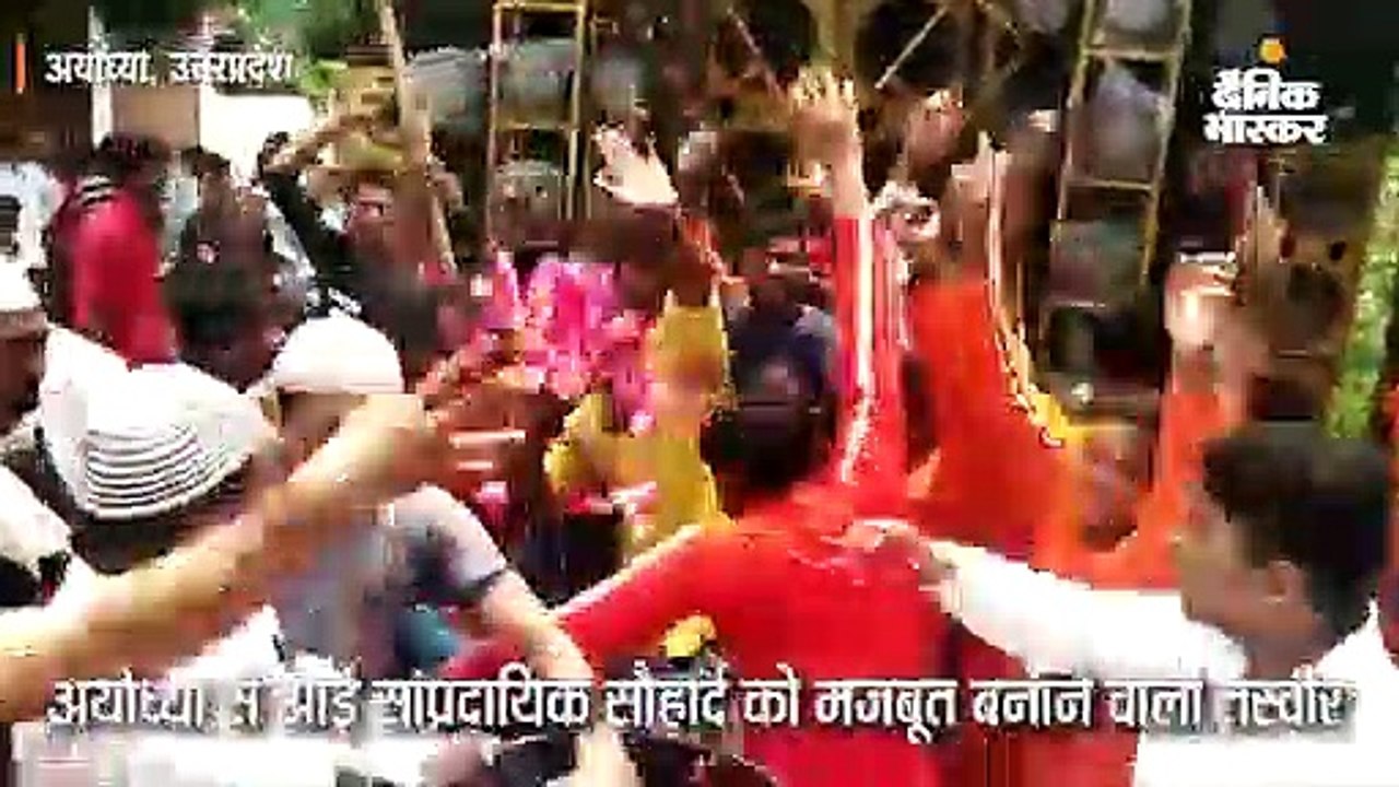 मुस्लिमों ने पुष्प वर्षा कर कांवड़ियों के जत्थे को किया रवाना, तिरंगा देकर लगाए जय हिंद के नारे